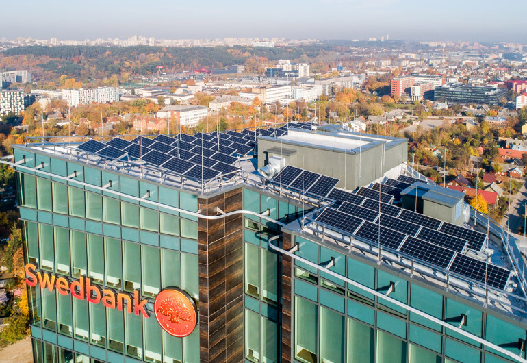 Solet technics irengta saules elektrine ant swedbank pastato stogo