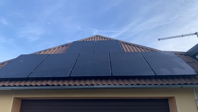 saulės baterijos ant gyvenamojo namo stogo