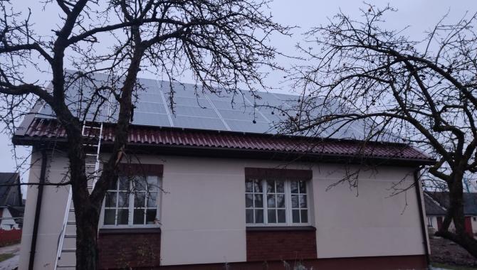 Namas su saulės elektrine