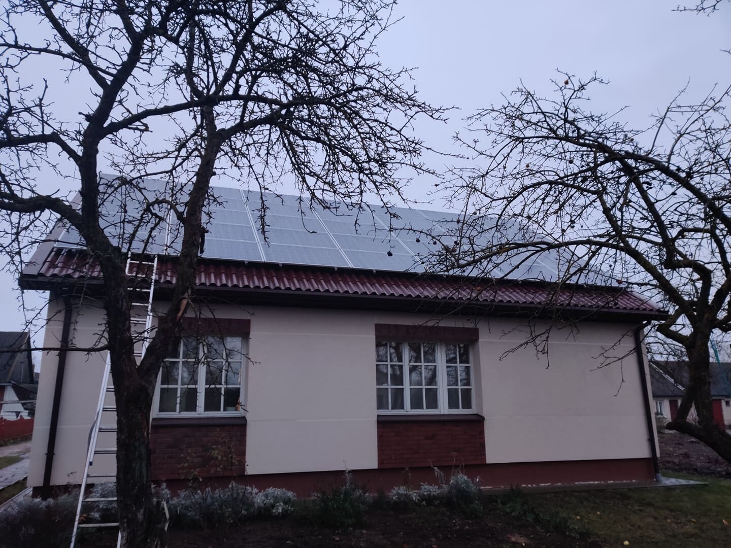 Namas su saulės elektrine