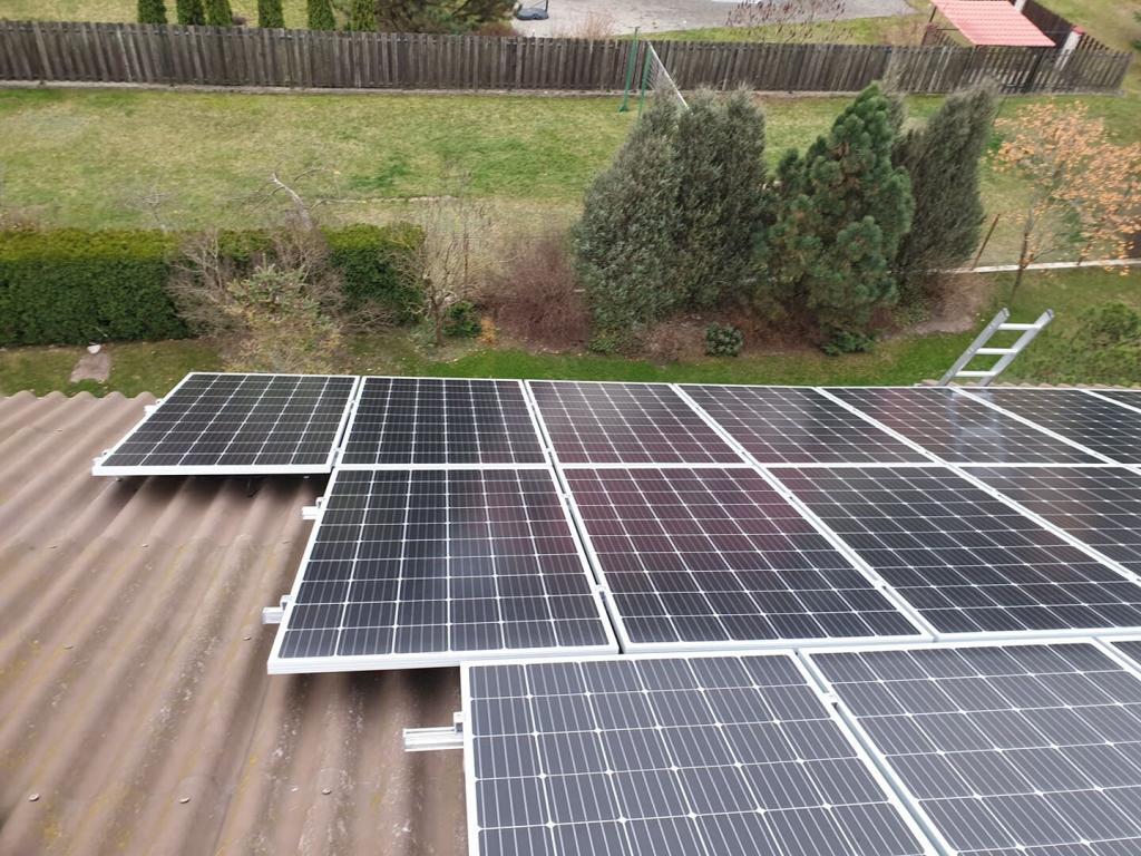Šiferinė stogo danga saulės elektrinei