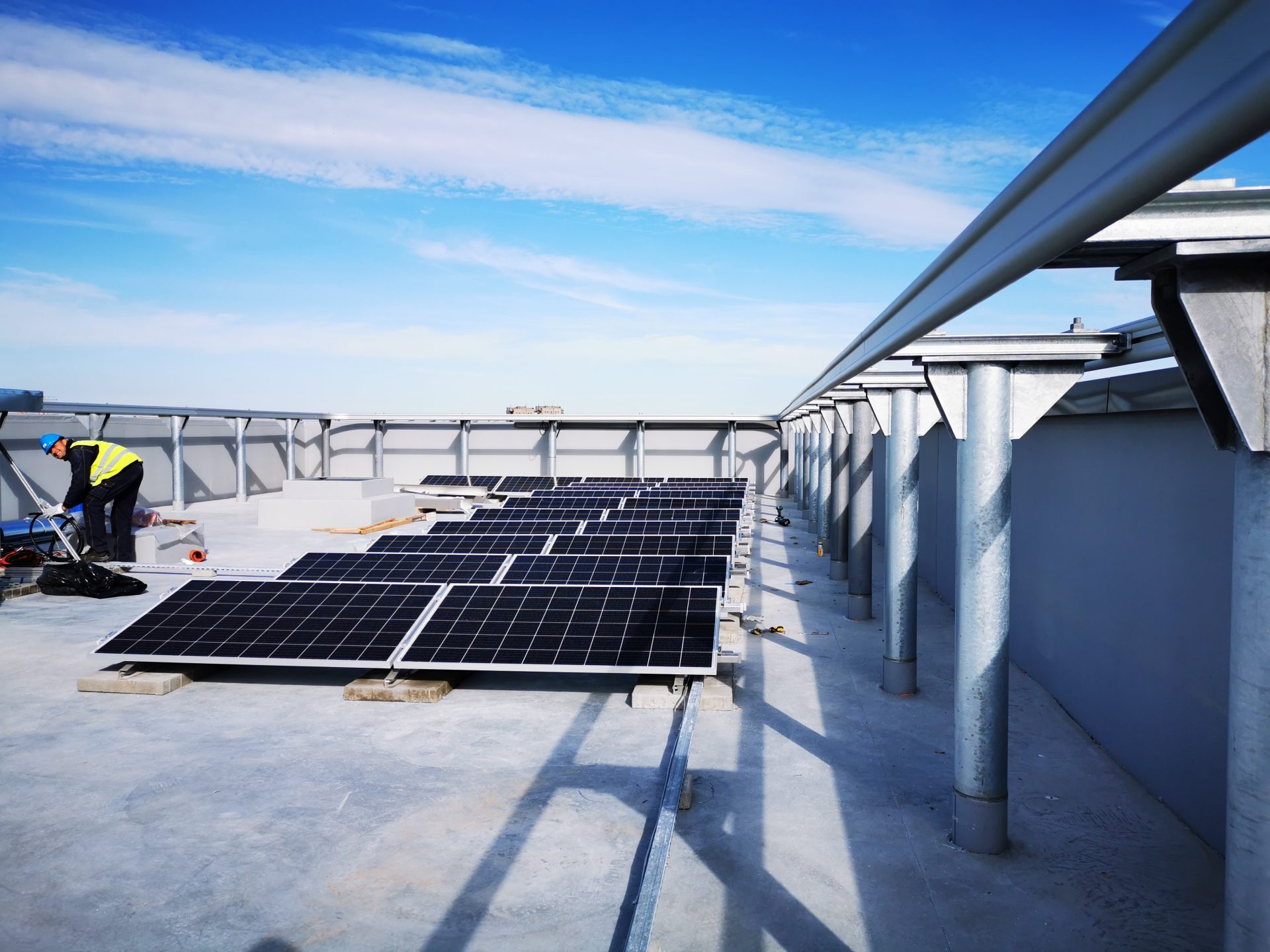 55 kW galios saulės elektrinė ant administracinio pastato