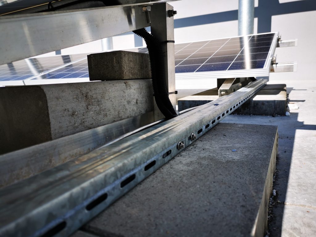 55 kW galios saulės elektrinė ant administracinio pastato – nuotrauka 1