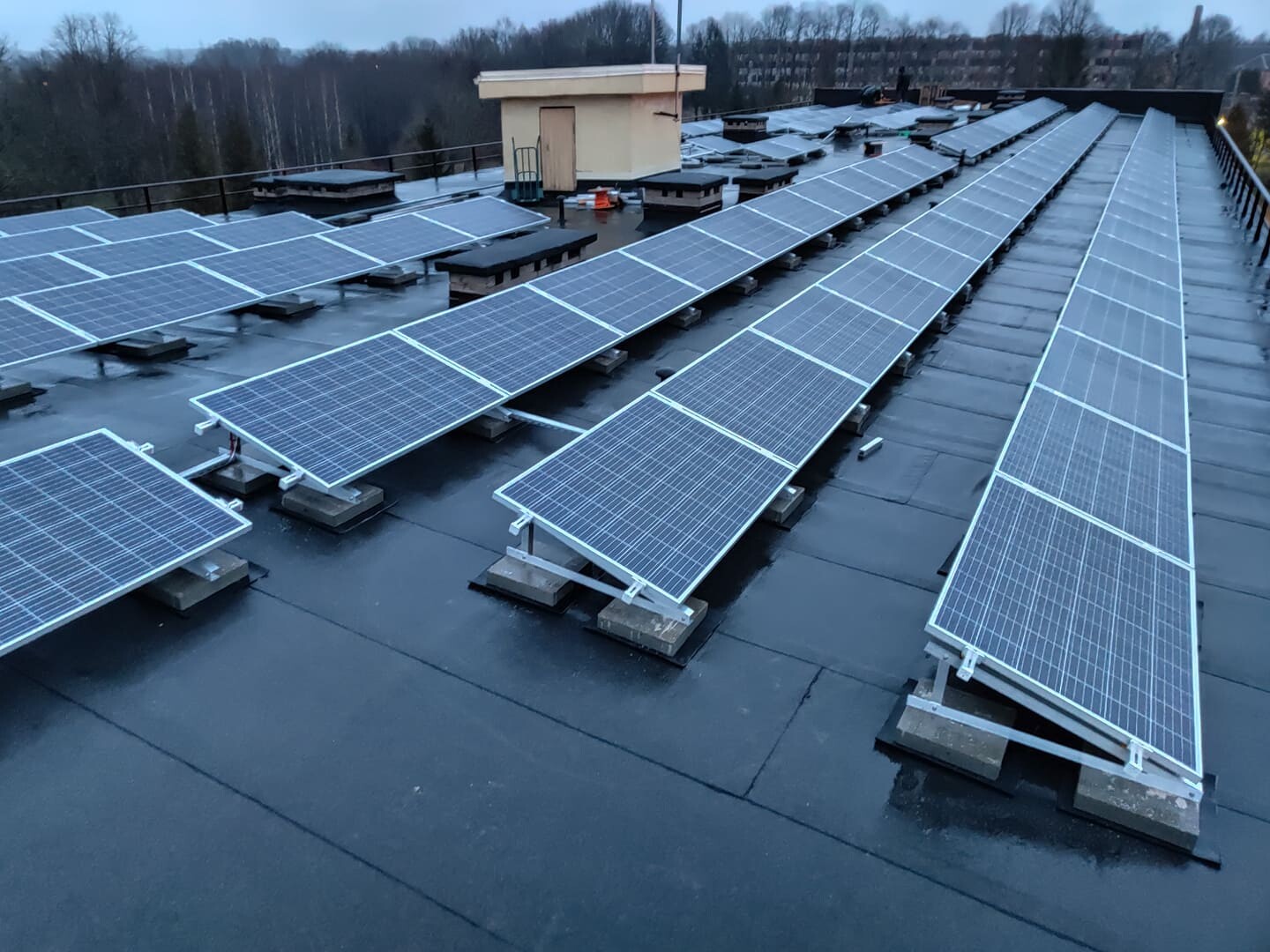 42 kW saulės elektrinė ant Žemaičių Naumiesčio gimnazijos