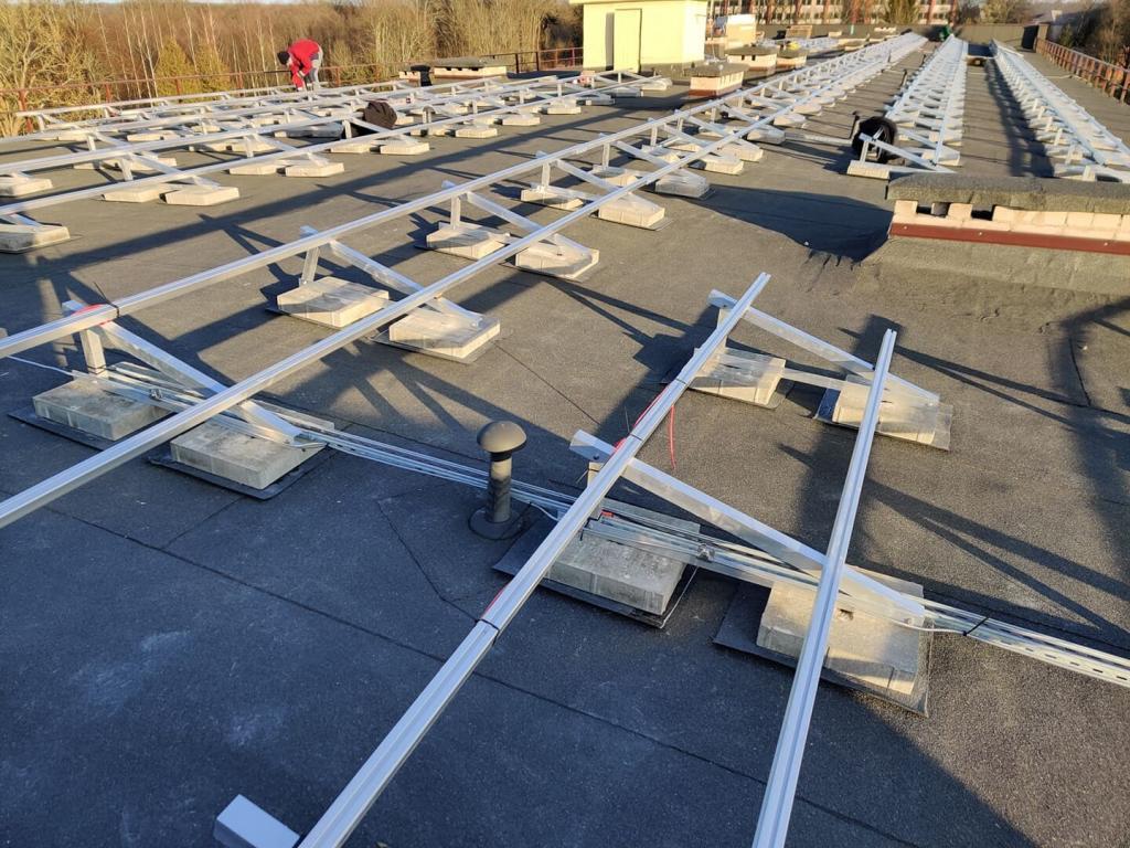 42 kW saulės elektrinė ant Žemaičių Naumiesčio gimnazijos – nuotrauka 1