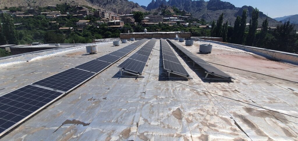 saules baterijos ant plokščių mokyklos stogų