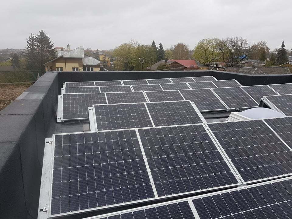 halfcut saulės moduliai ant plokščio stogo horizontaliai padėti