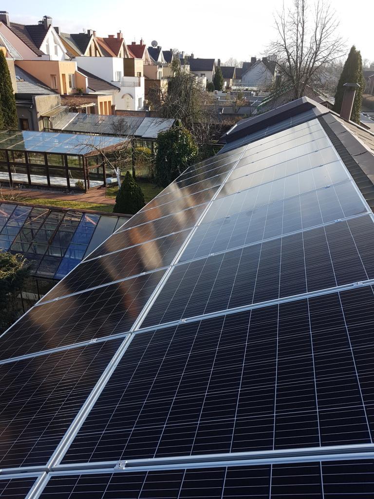 atspindys nuo saulės jėgainės šiferinė stogo danga