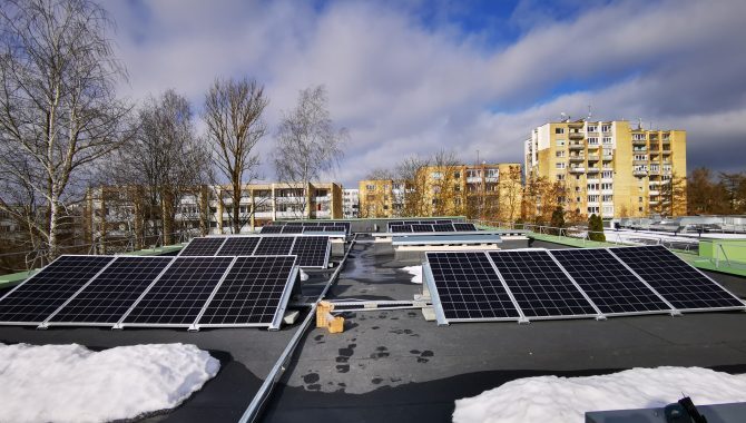 fotovoltinė saulės modulių sistema ant plokščio stogo