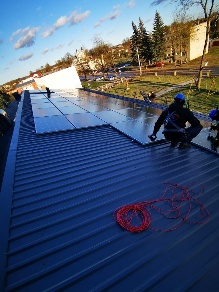 montuojami saulės moduliai baterijos