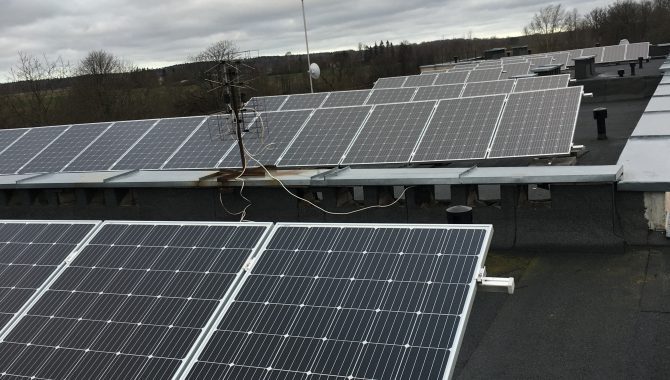 saulės elektrinė su įžeminimu