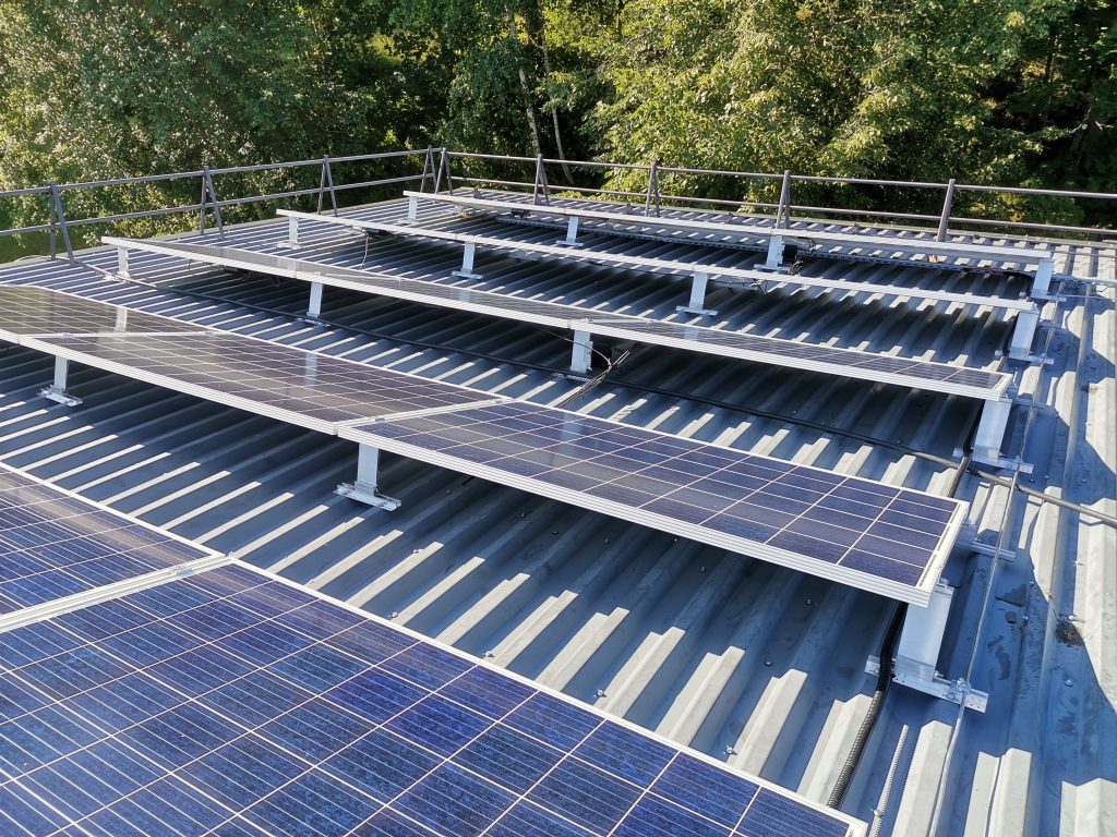 saulės elektrinės tvirtinimas prie skardinio stogo