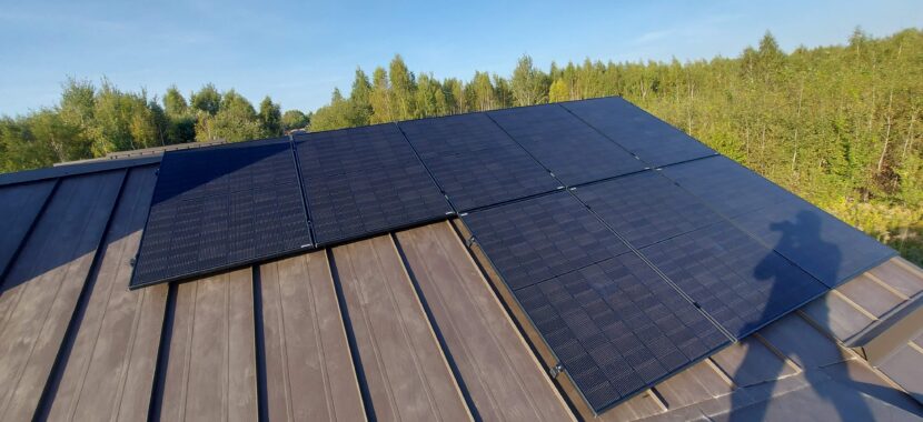 10,56 kW saulės elektrinė ant stogo Vilniuje