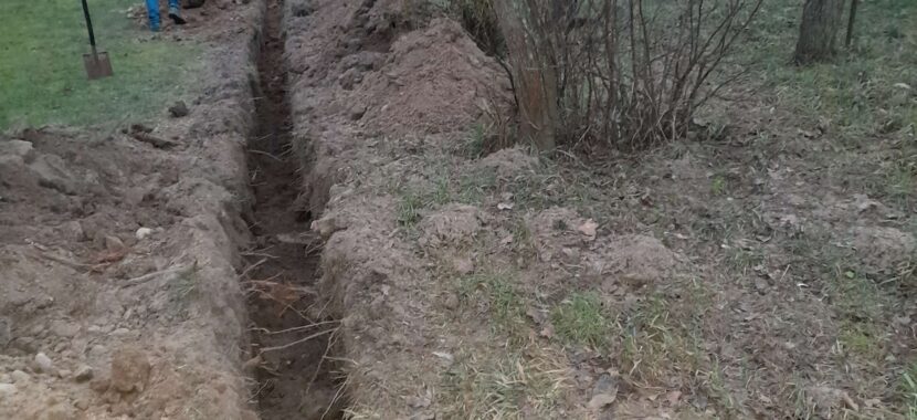 kasama tranšėja saulės jėgainės montavimui ant žemės