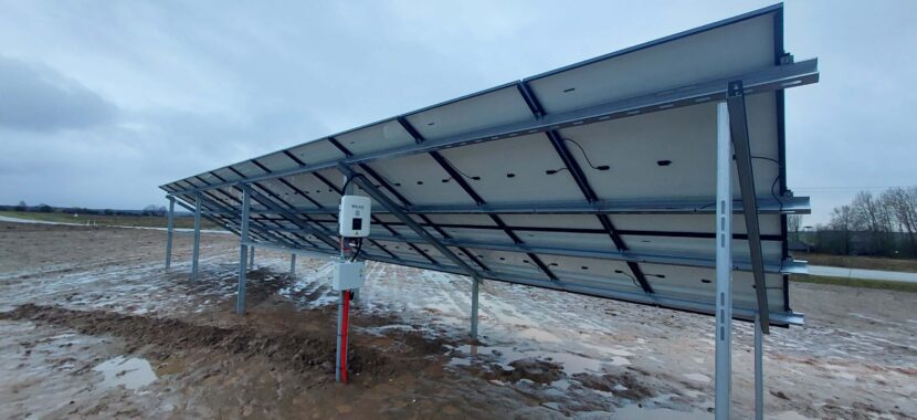 antžeminė 10 kw saulės jėgainė su solax galios keitikliu prikabintu ant konstrukcijos