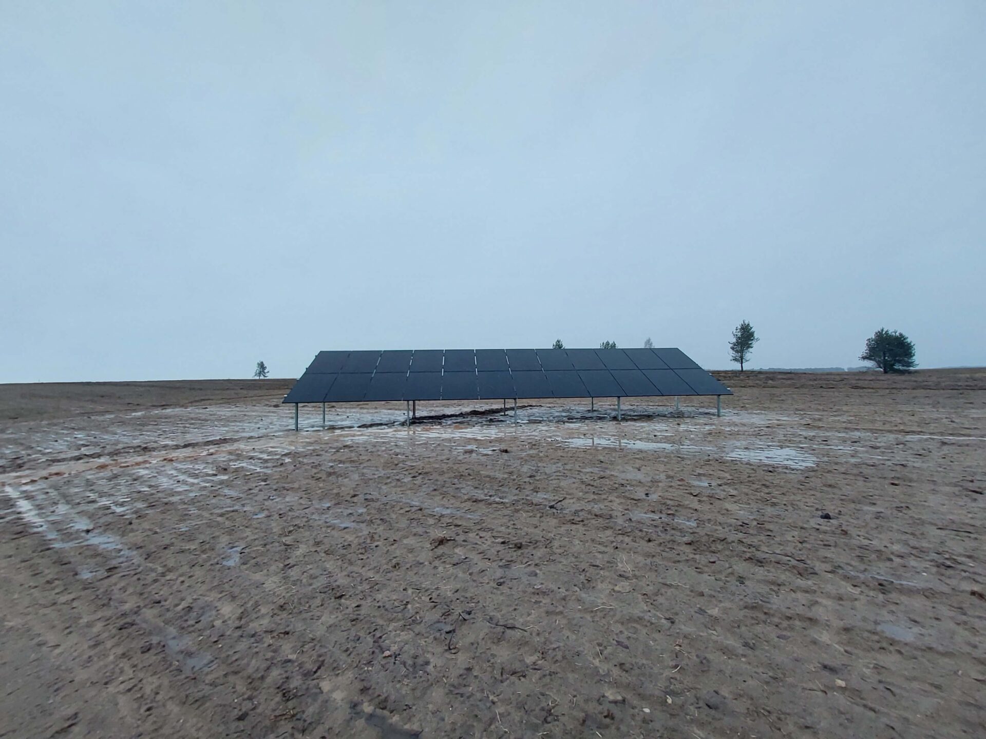 antžeminė 10 kw saulės jėgainė tuščiame lauke