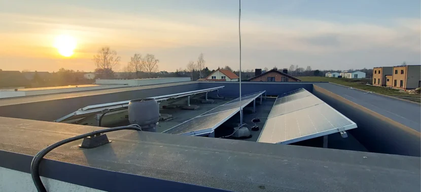 saulės elektrinė ant plokščio stogo