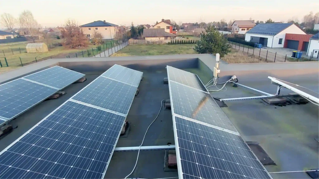 saulės elektrinė ant plokščio stogo