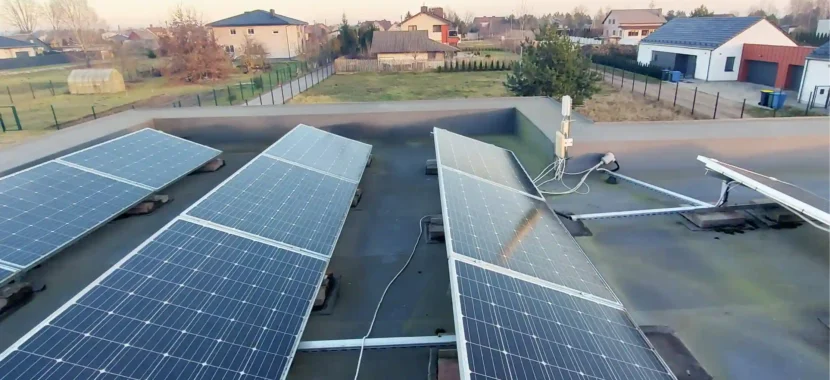 saulės elektrinė ant plokščio stogo