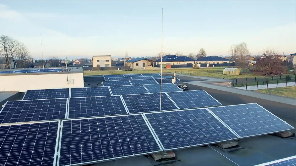 saulės elektrinė ant plokščio stogo