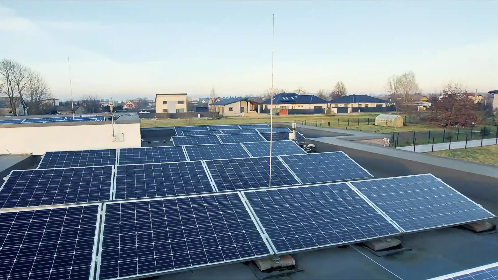 saulės elektrinė ant plokščio stogo