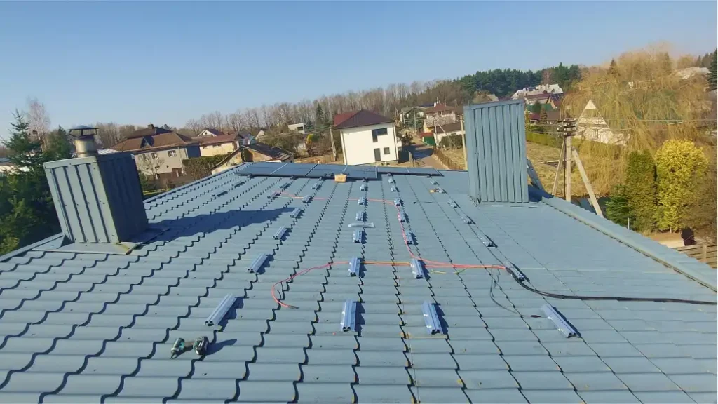 8 kW saulės jėgainės motavimas ant stogo Vilniuje
