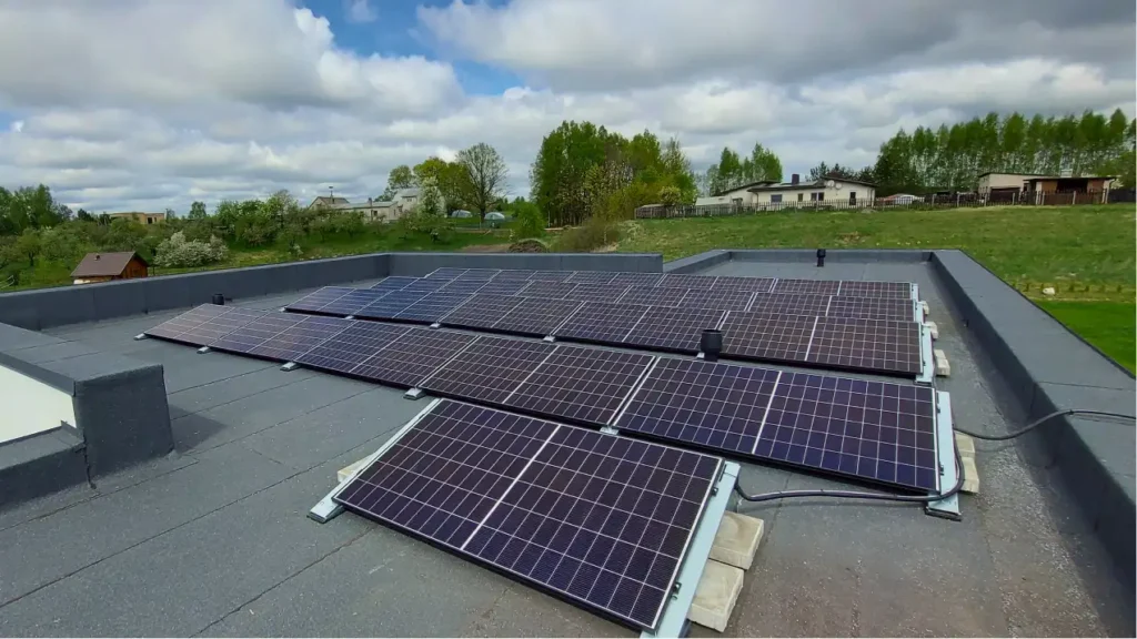 10 kW saulės jėgainė ant plokščio stogo Vilniuje