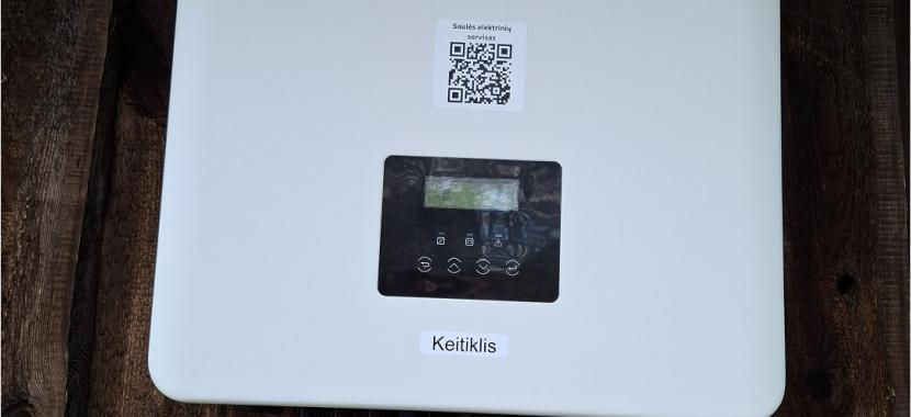 Saulės elektrinės keitiklis solax ant sienos