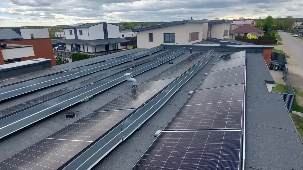 10 kW jėgainė ant plokščio stogo Vilniuje
