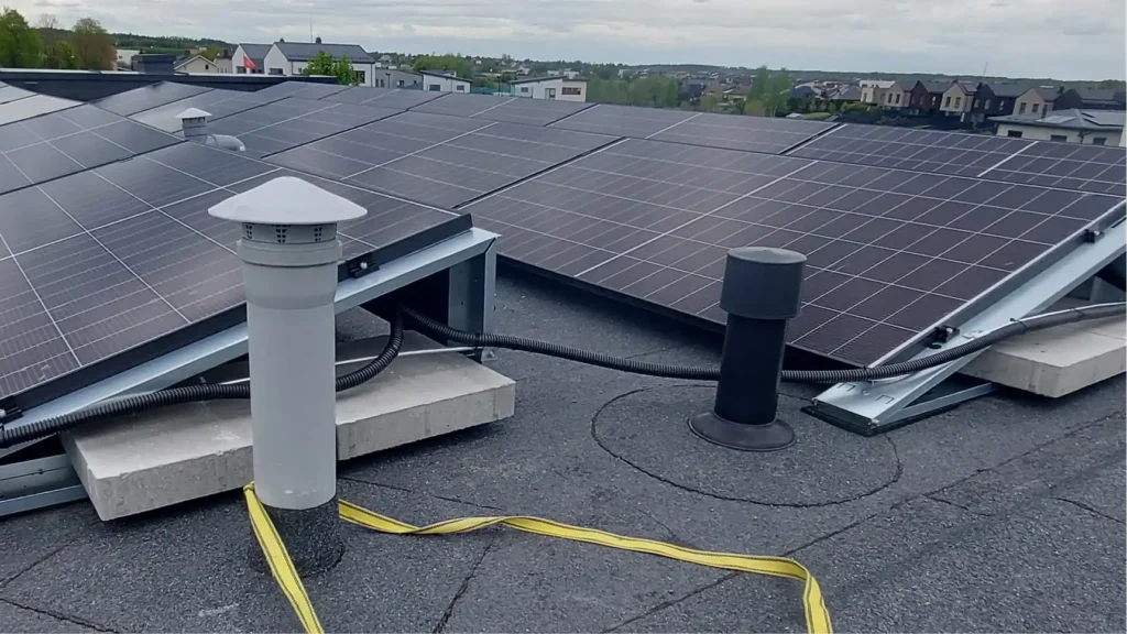 10 kW jėgainės montavimas ant plokščio stogo Vilniuje – nuotrauka 1