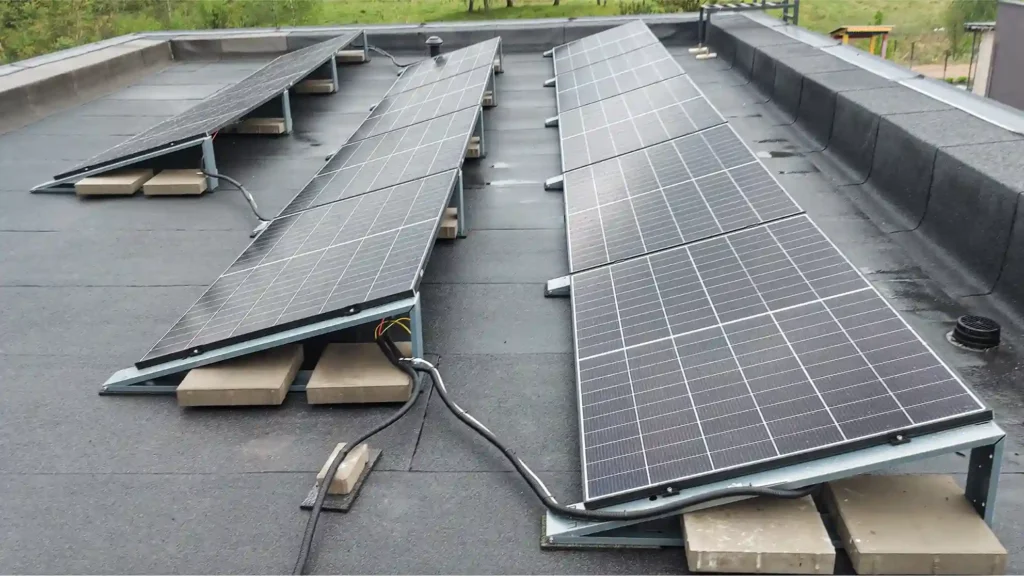 saulės elektrinė ant plokščio stogo