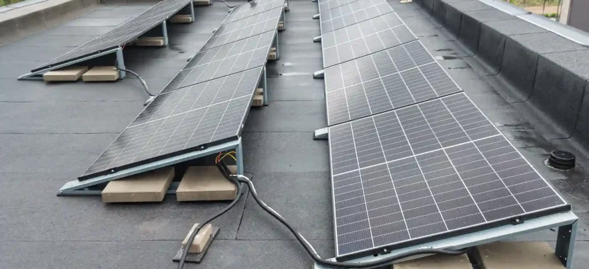 saulės elektrinė ant plokščio stogo