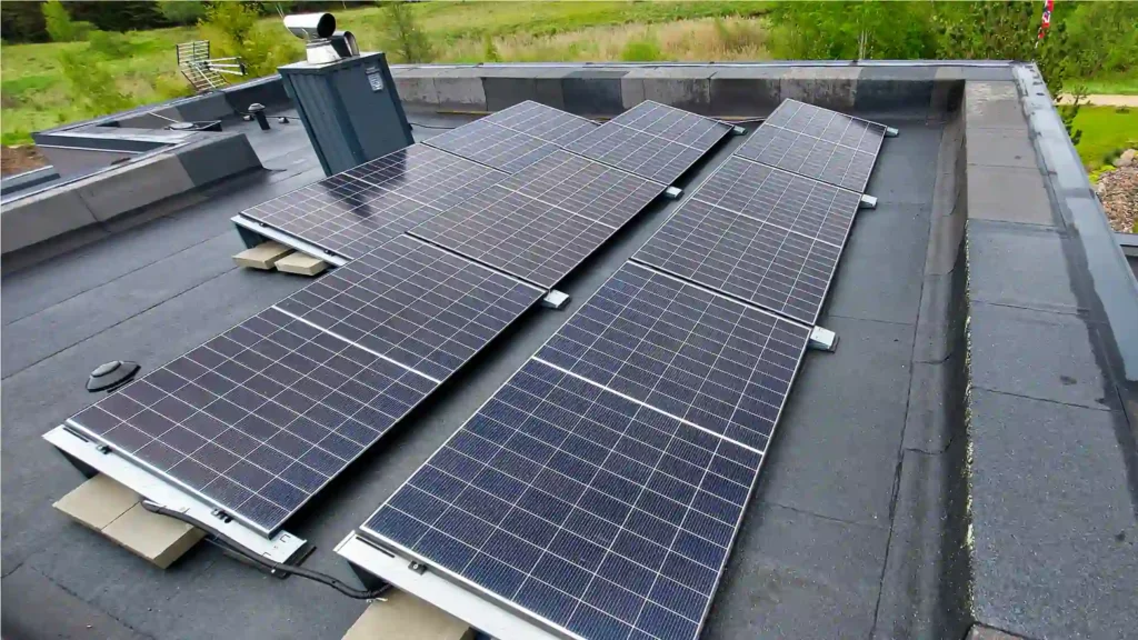 saulės elektrinė ant plokščio stogo