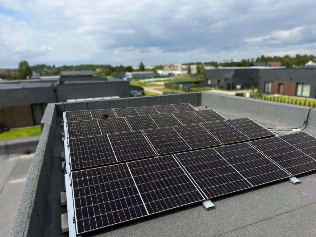 saulės elektrinė ant plokščio stogo