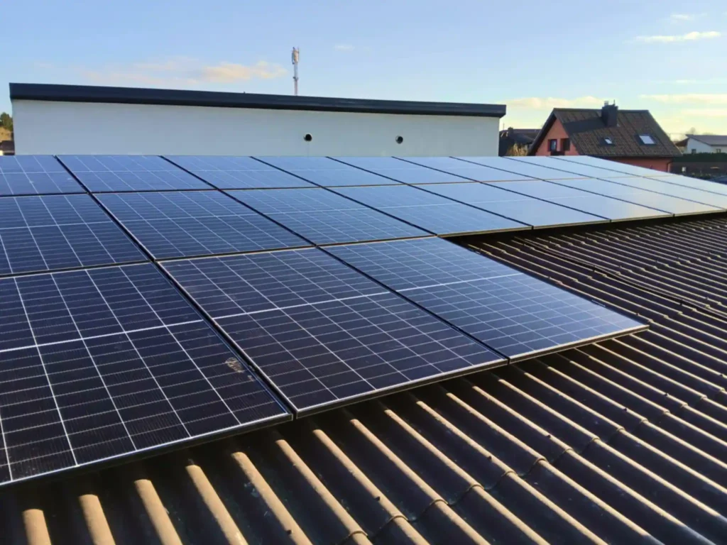 10 kW saulės elektrinės įrengimas ant stogo Vilniuje