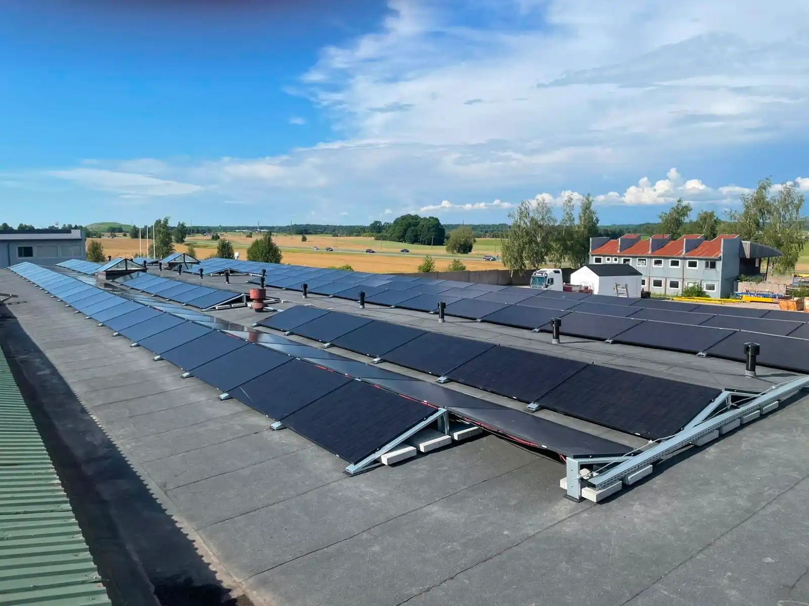 saulės elektrinė ant stogo verslui