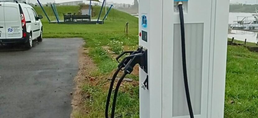 komercinė elektromobilių įkrovimo stotelė ant žemės