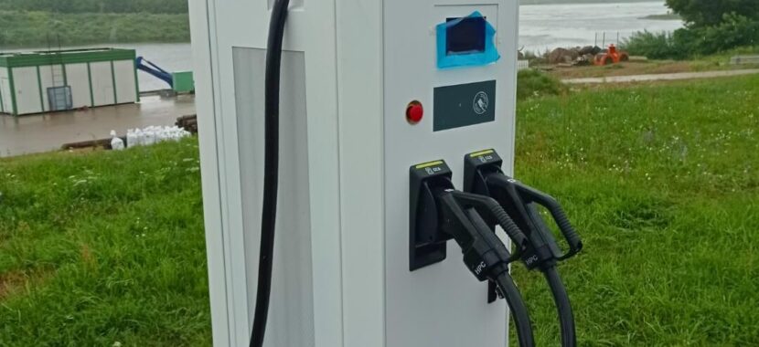 dviejų automobilių komercinė įkrovimo stotelė