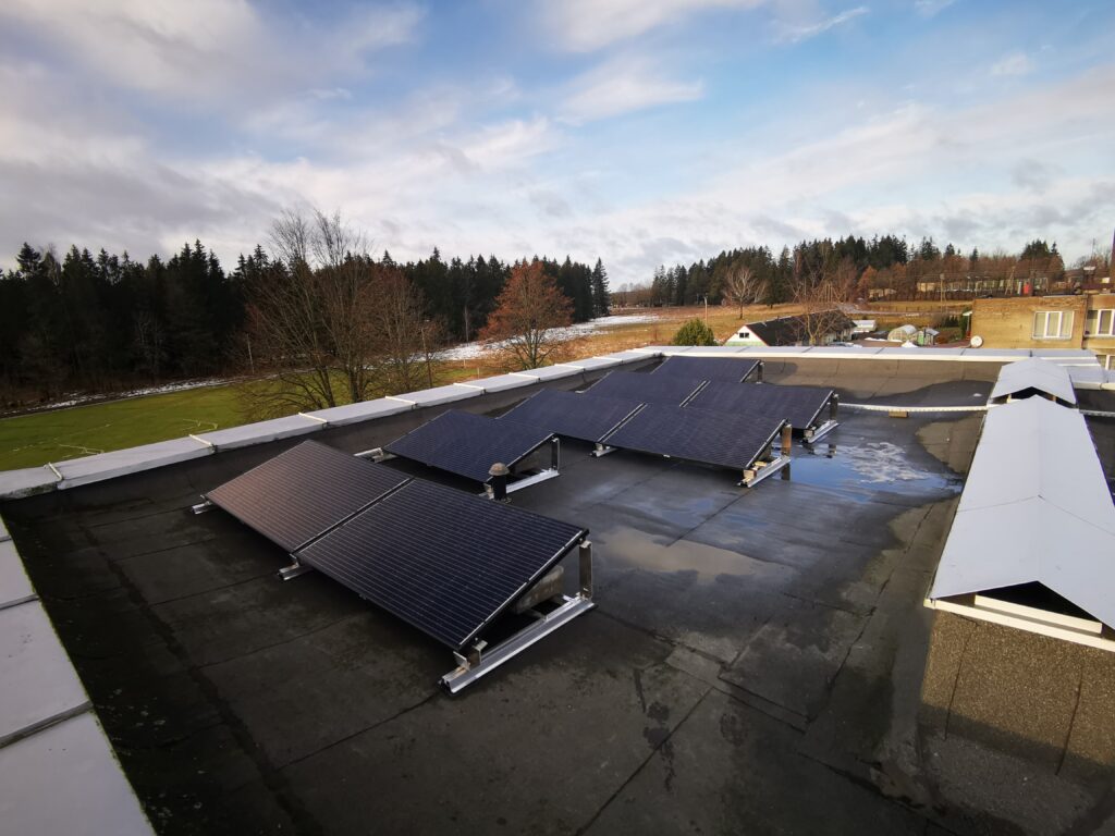 saulės elektrinė ant mokyklos stogo