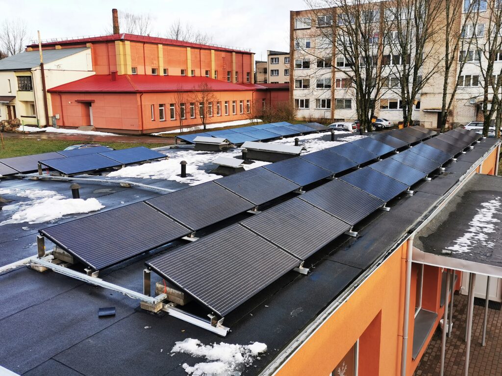 saules elektrine ant plokščio stogo