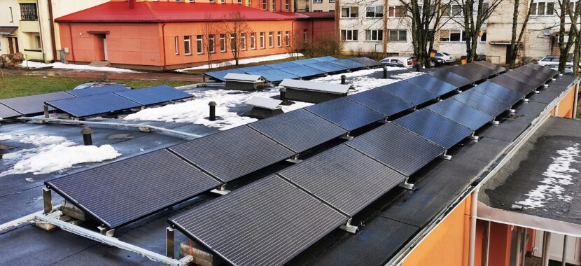 saules elektrine ant plokščio stogo