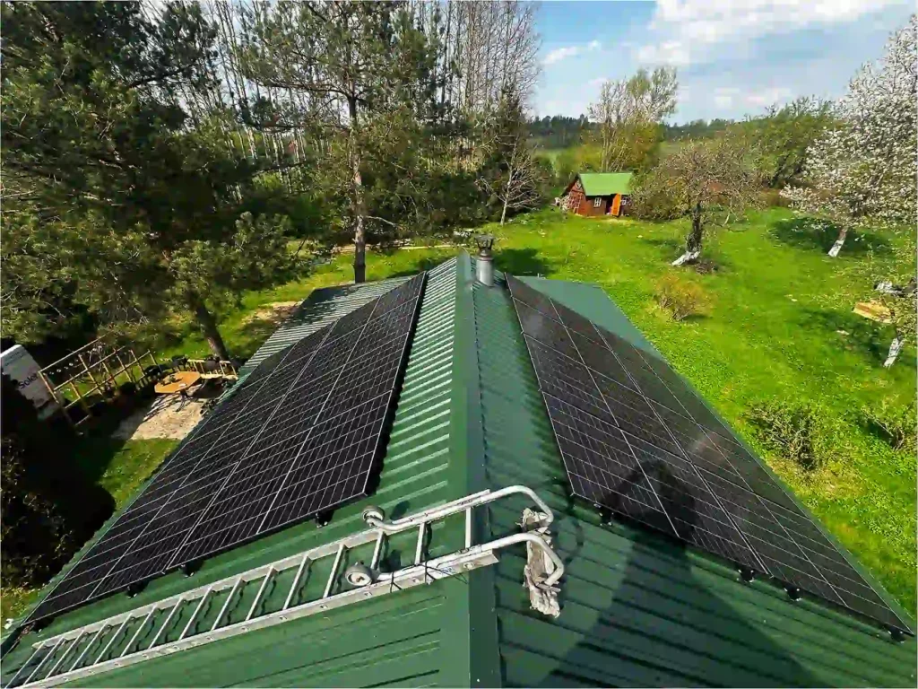 8 kW saulės moduliai ant stogo Vilniuje