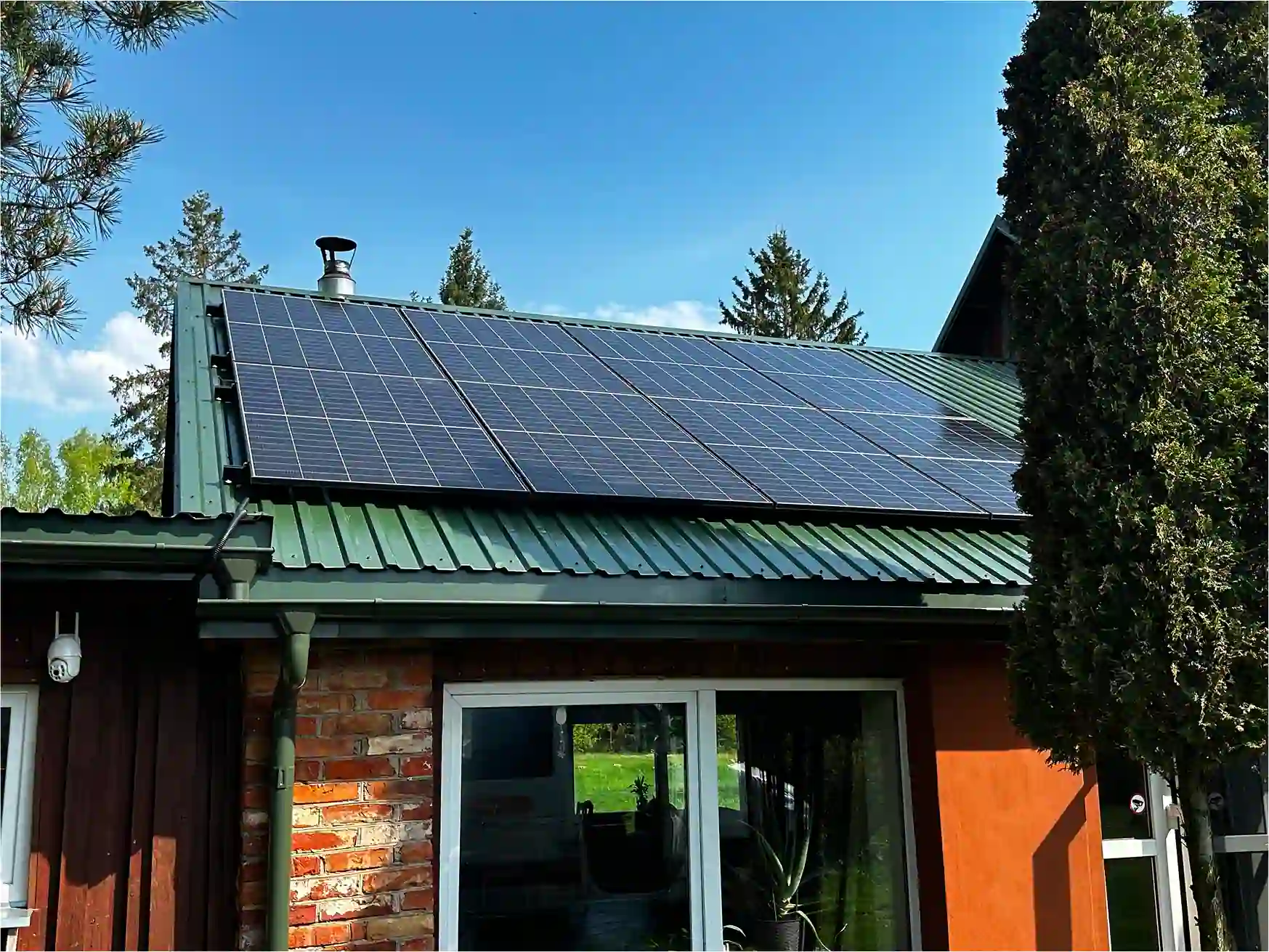 8 kW saulės moduliai ant stogo Vilniuje
