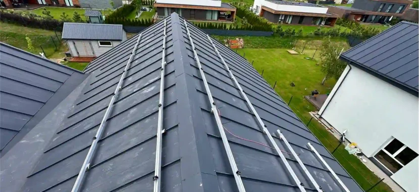 saulės elektrinės konstrukcija ant stogo