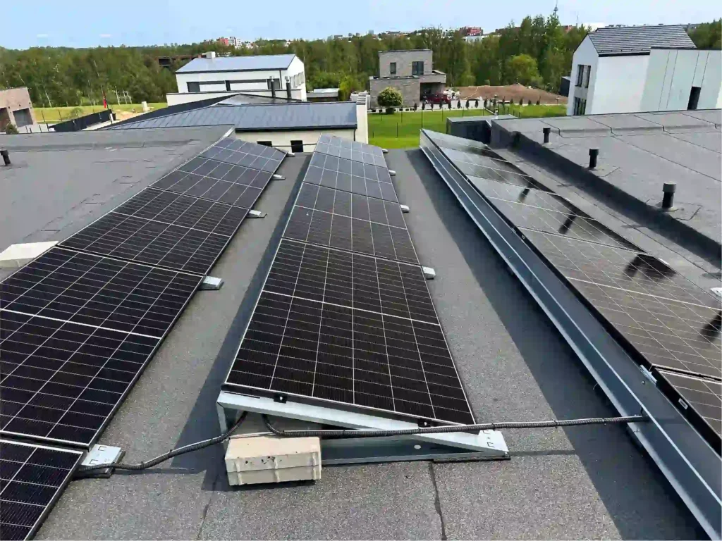 saulės elektrinė ant plokščio stogo