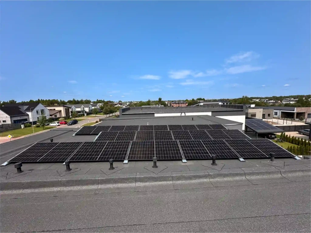 saulės elektrinė ant plokščio stogo