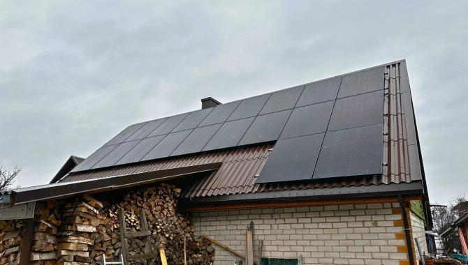 10kw saulės moduliai ant stogo Jinko Solar, visiškai juodi