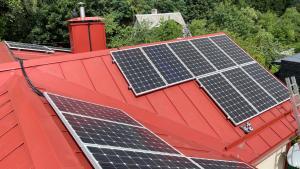 saulės elektrinės montavimas ant valcuoto skardos stogo