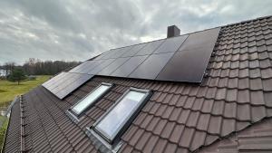 saulės elektrinės montavimas ant čerpinio stogo