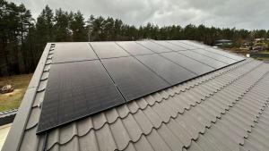 saulės elektrinės montavimas ant banguotos skardos/siferio stogo